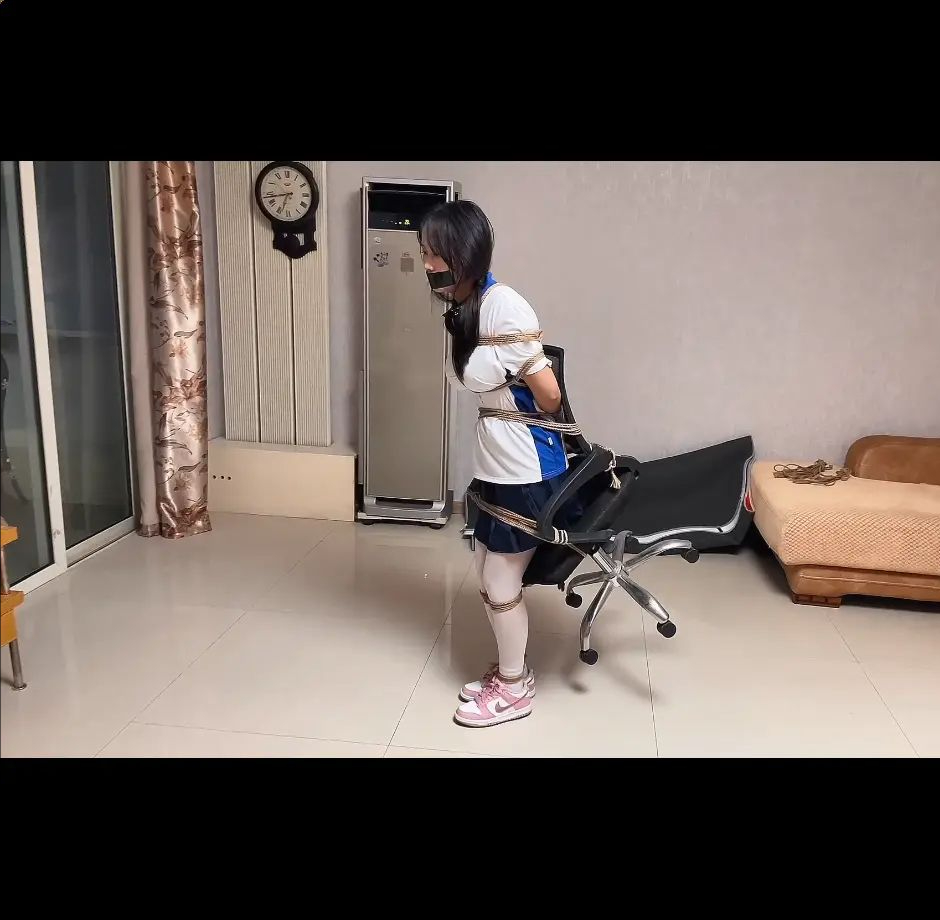 放置捆绑 双腿双脚捆绑起来，背起凳子慢慢行走 胶带封嘴 扛起模特在客厅行走 最后挣脱自救逃跑-4
