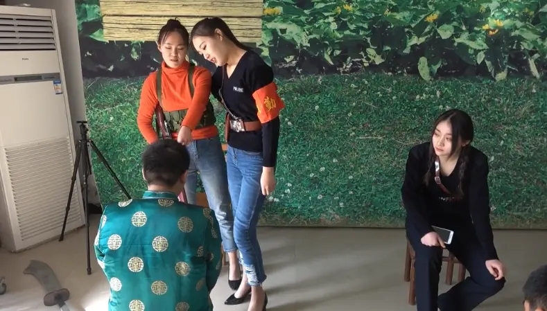 梦圆影视 三少女审问恶少-5
