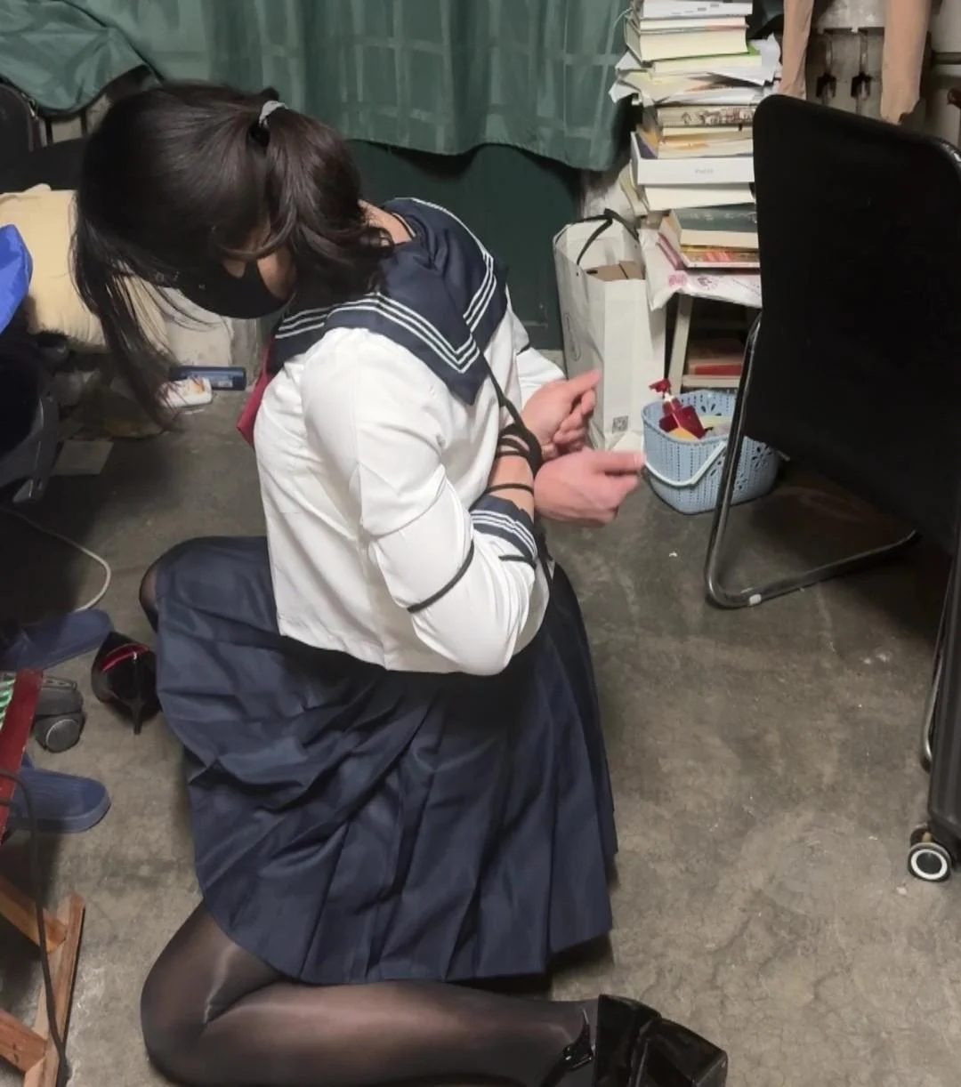 五花自缚教学翻车，还好宿舍摸到小刀了不然真的绝望......水手服+马油黑丝+侧空高跟-1