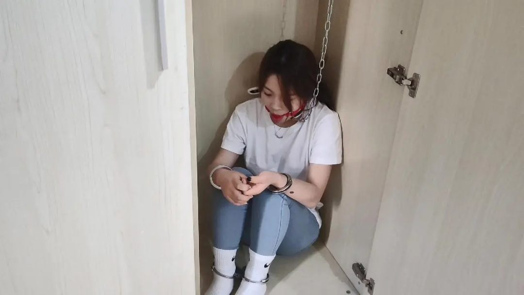 紧身女仔白袜镣铐-2