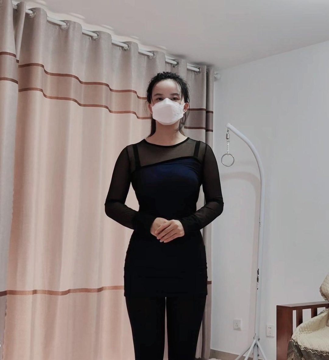商场气质营业员美女紧缚直臂双腿直立跪吊大号口球TJ-1