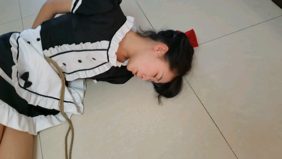 莹莹回家遇险，遭绳子.手铐.脚铐.牵引玩弄....-11