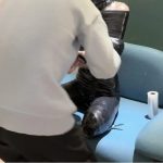 胶带分腿全包堵嘴蒙眼 被包裹用上郊狼电击放置折磨 只能无助呻吟