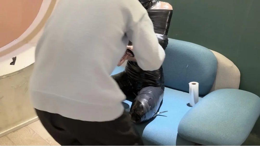 胶带分腿全包堵嘴蒙眼 被包裹用上郊狼电击放置折磨 只能无助呻吟-1