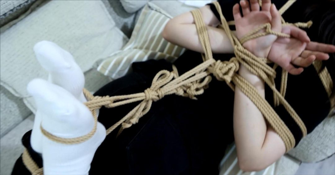 美腿美脚驷马捆绑TK测试，完美的腿型脚型，敏感的丫头很怕痒，口水和笑声都很诱人-6