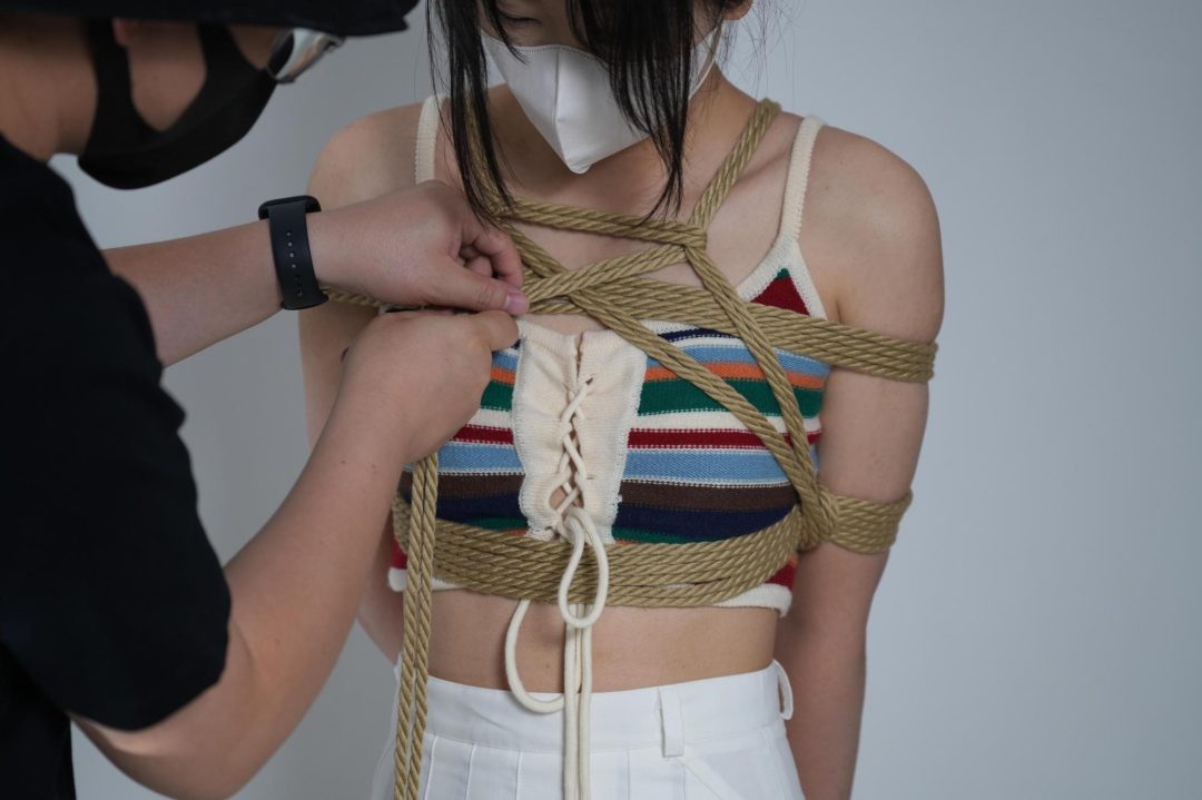 游戏惩罚中被折磨的吊带少女-5