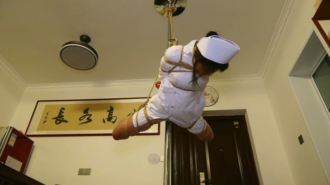 被悬吊的女护士-4
