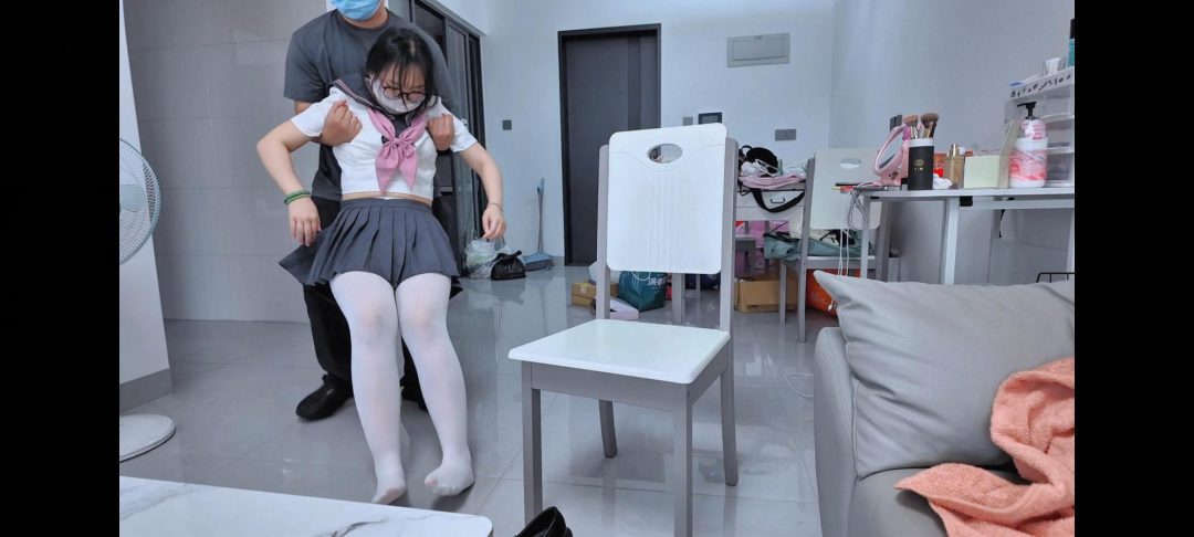 【好梦】定制：少女放学回家遭尾随，强制反复捂晕，脱掉丝袜，各种肆意摆弄身体，最后装进行李箱，高马尾，白丝-10