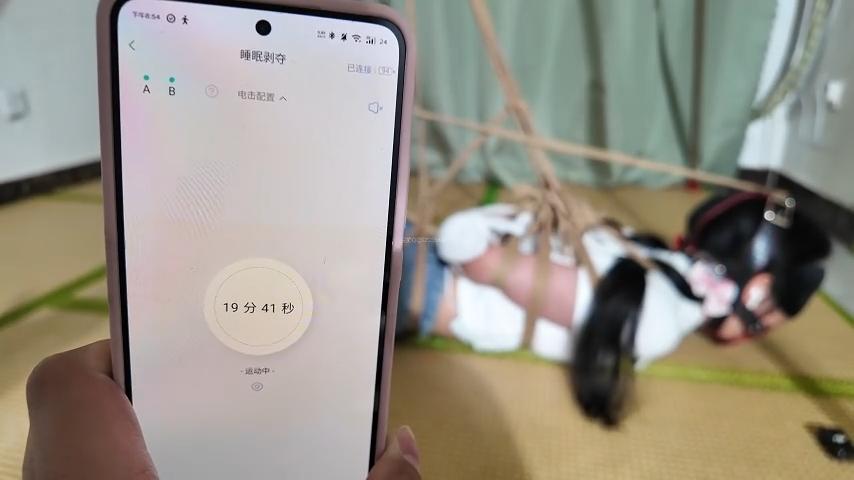 霜喵极限驷马半吊100分钟极限电击放置，不挣扎就会被电击，少萝痛哭后面筋疲力尽已经放弃挣扎了吗，那就再绑的极限一点！超紧！超多绳！-2