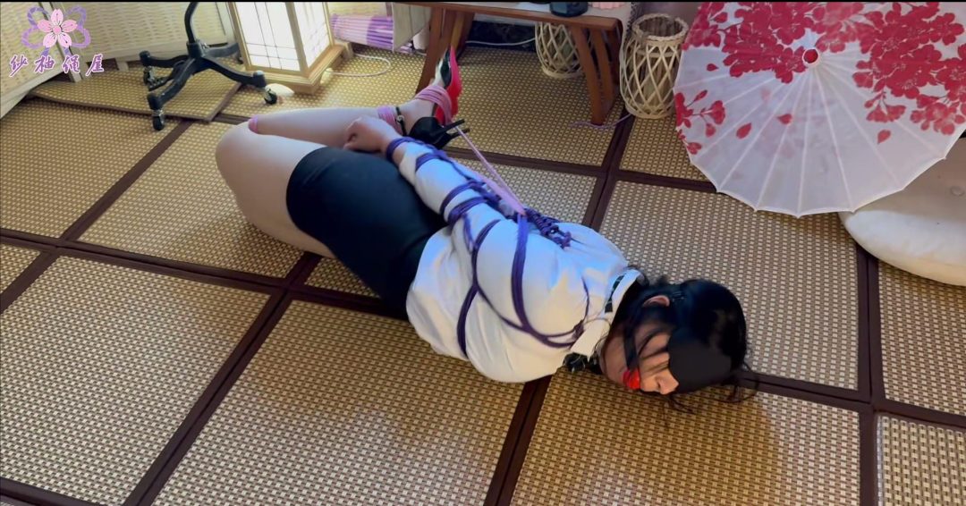 女销售员因为业绩垫底被罚进行束缚逃脱测试，陷入圈套被驷马蒙眼堵嘴，只能被无限期放置呜呜流口水挣扎......-6