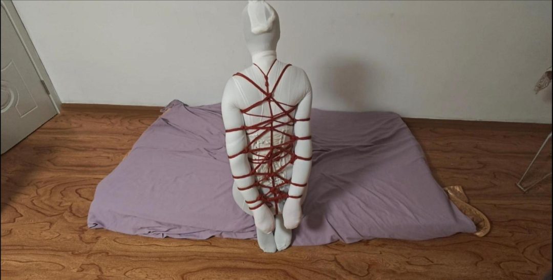 女女白色丝袜全包木乃伊，皮革头套，kig热缩袋，多层热缩袋，捆绑玩弄息窒-5