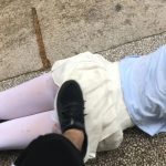 暴雨天白丝萝莉雨中马路打滚玩泥