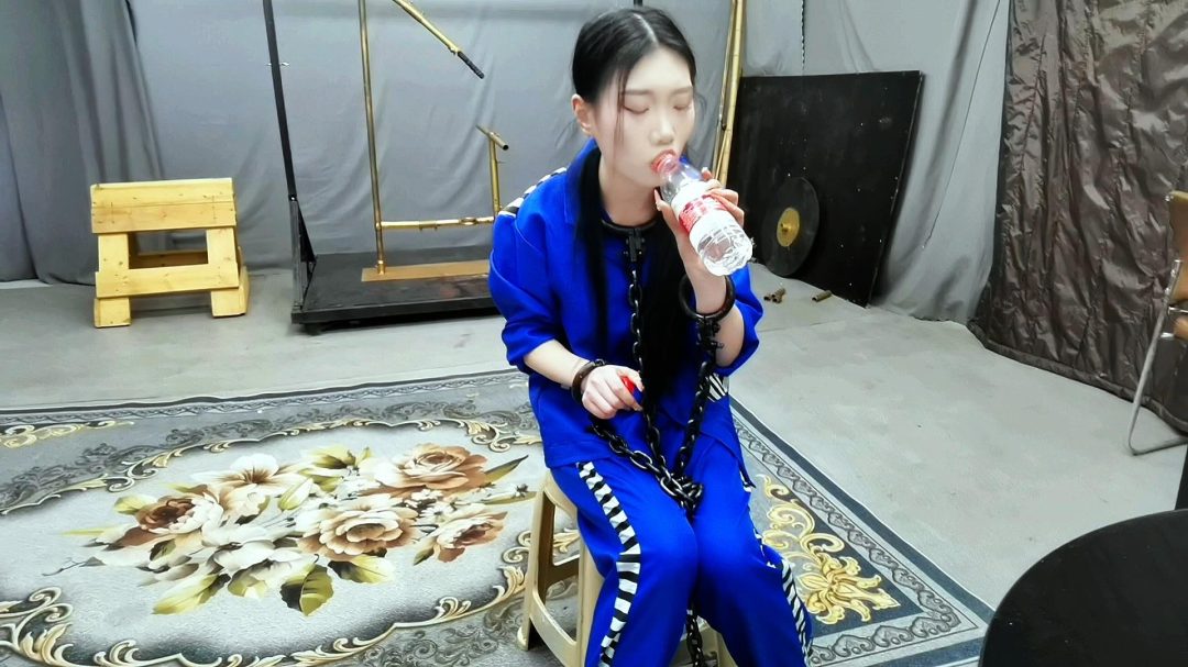 女杀人犯因杀人无数被抓，被押进看收所，为了活命，讨好看守长，甘愿做看守长的女奴，真是一个好贱的骚犯.....-7