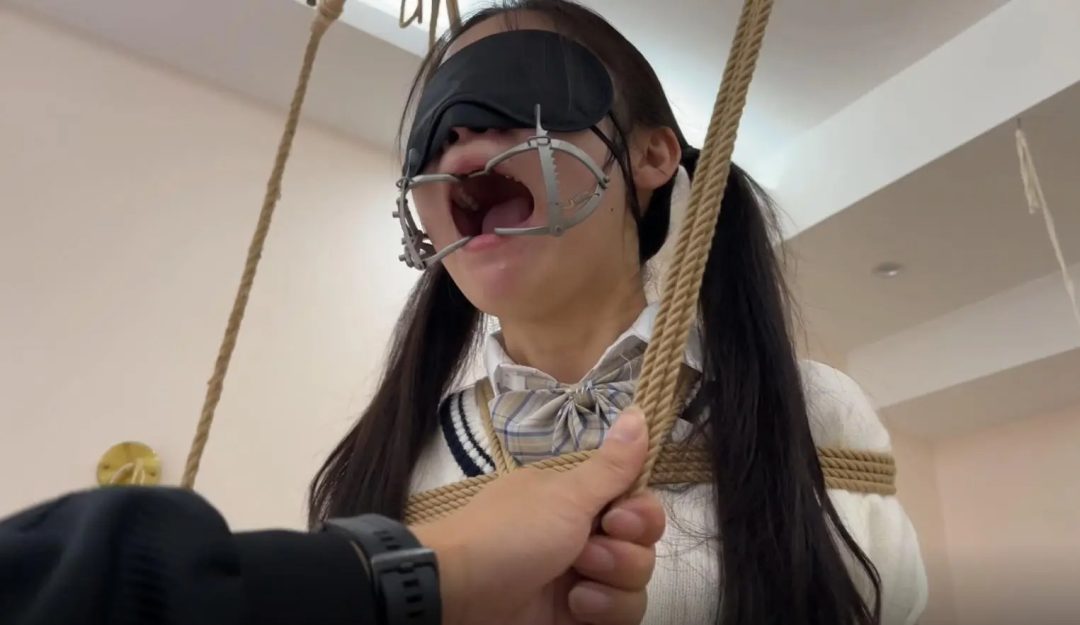 无内黑丝悬吊股绳 释放口水 打屁股 赤脚牵引走石子 强制分腿撕丝袜-5
