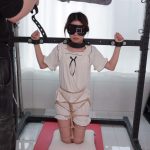 大二学妹的颈手枷与马具口塞。看看TK状态下灌进去的液体能不能不撒出来呢。