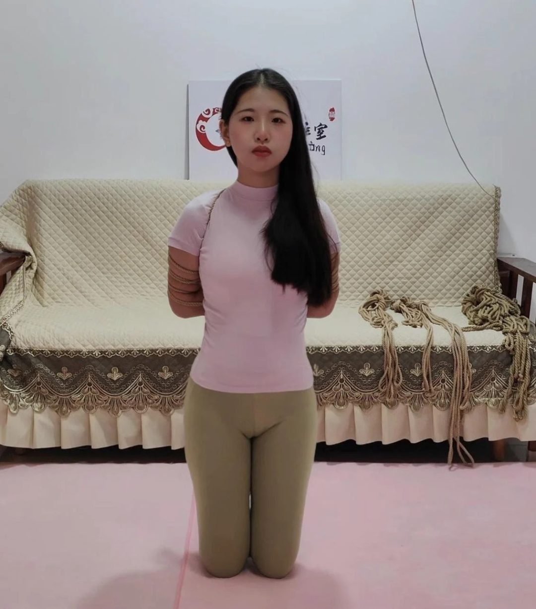 大一学生晓霞初次体验瑜伽裤白袜五花捆绑驷马紧缚疼痛口球放置口水-1