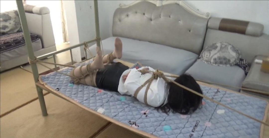 【佳怡】肉丝女孩被坏人迷晕捆成分腿驷马折磨-2