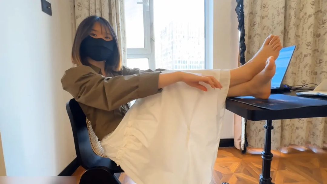 挠痒上班中的漂亮脚丫-5