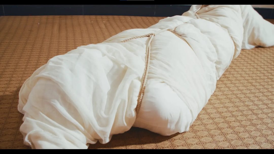 白布和医用砂带包成木乃伊-1