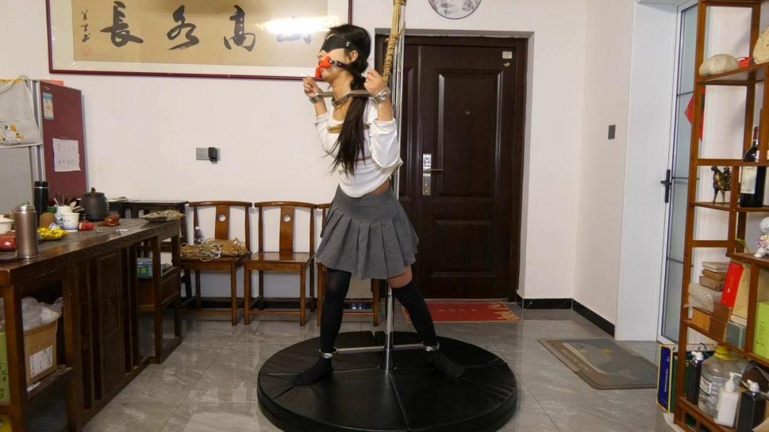 新片《不锈钢镣铐拘束》被钢铐束缚的女学生-9