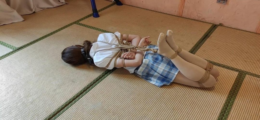 新模小璇《日式极限驷马》大学生小璇，第一次体验绳艺，腰和腿的柔韧都比较软，虽然劈叉对她没有难度，但是她第一次接触极限驷马，说疼，放置留她一个人在房间，驷马绑的太紧，只能看见她扭动的身体，任凭口水流。-7