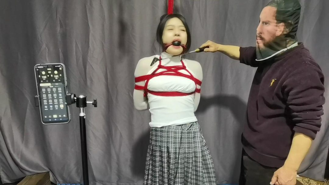 去无赖家里讨债,无赖不在家,正好见到无赖女儿,那就把无赖女儿当女奴玩弄.-10
