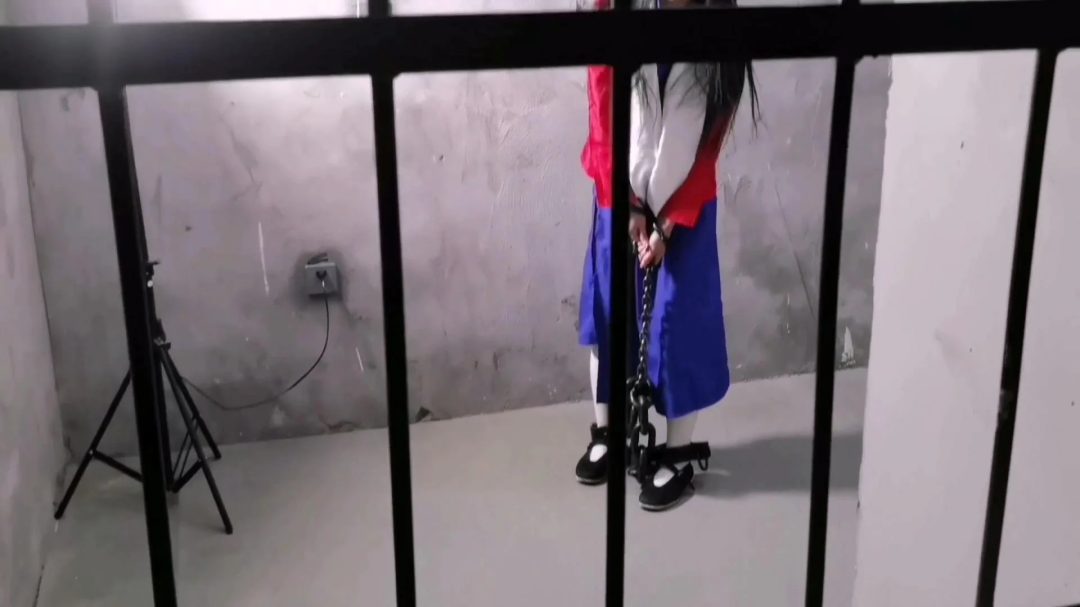 月仙儿在新场地扮演地下交通员,被逮捕后遭到严刑拷打后被除以绞刑...-1