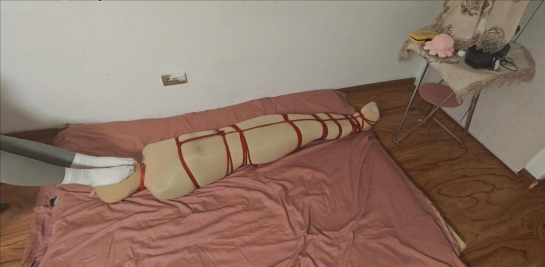 【狸猫】女女9层丝袜全包捆绑+一层zentai,10层封闭成木乃伊息窒,踩踏坐脸,胶带封闭全头,模特在夹缝中感受微弱的空气!-5 【狸猫】女女9层丝袜全包捆绑+一层zentai,10层封闭成木乃伊息窒,踩踏坐脸,胶带封闭全头,模特在夹缝中感受微弱的空气!-5