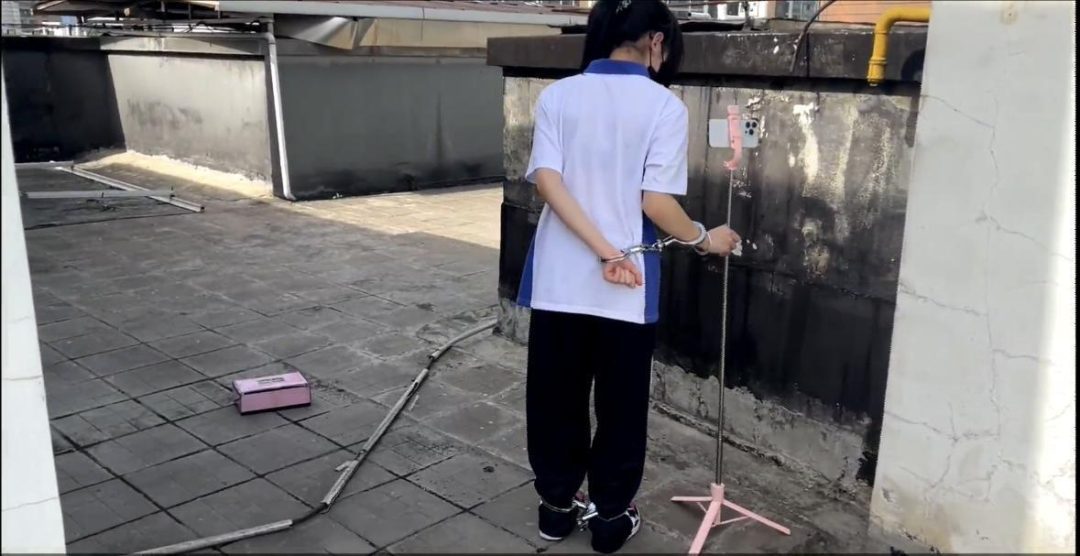 【佳怡工作室】【琳媚】【何露】姐妹两人天台镣铐被人发现 羞耻心达到极致-4