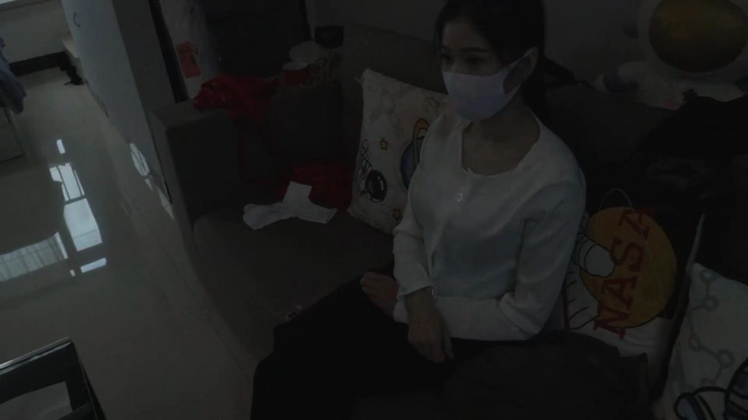 裤里丝美女被入室抢劫，黄色胶带捆绑，袜子堵嘴，丝袜套头-2