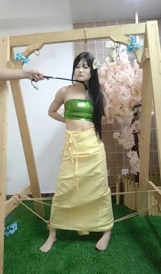 清纯女大约绑风波（嘟嘴的样子很好看）五花大绑+脱白丝+皮革拘束+裸足tk+捆绑调教-3