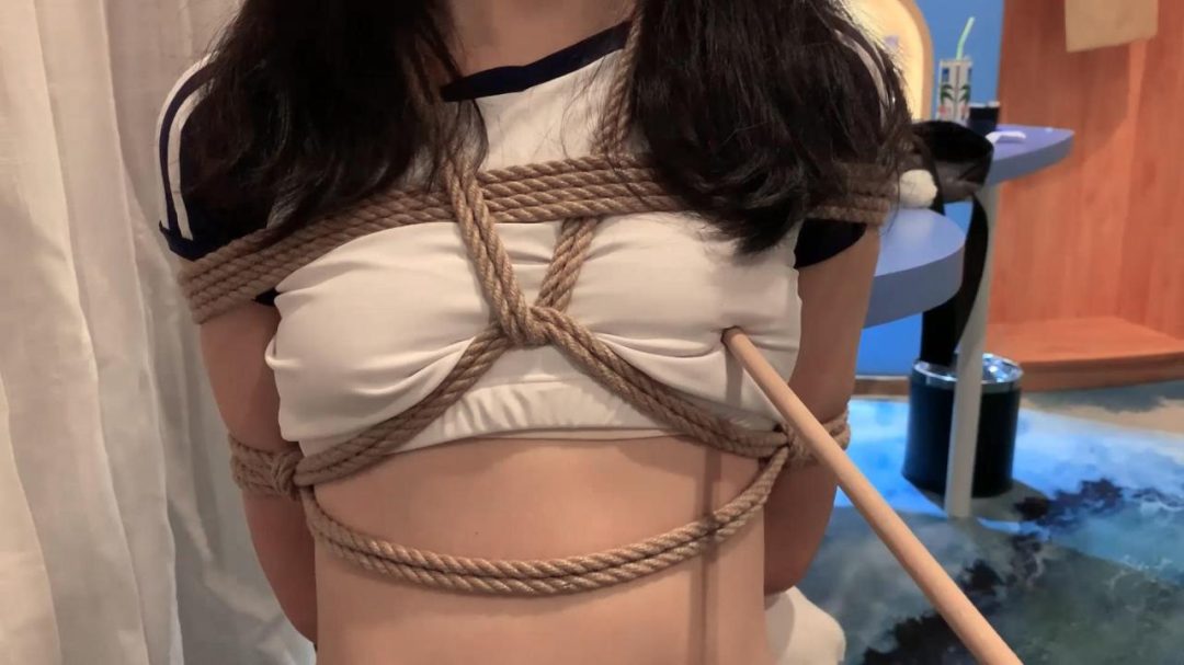 潼潼被我弄哭了，后边绑的特别紧，体验一下无助的感觉-12