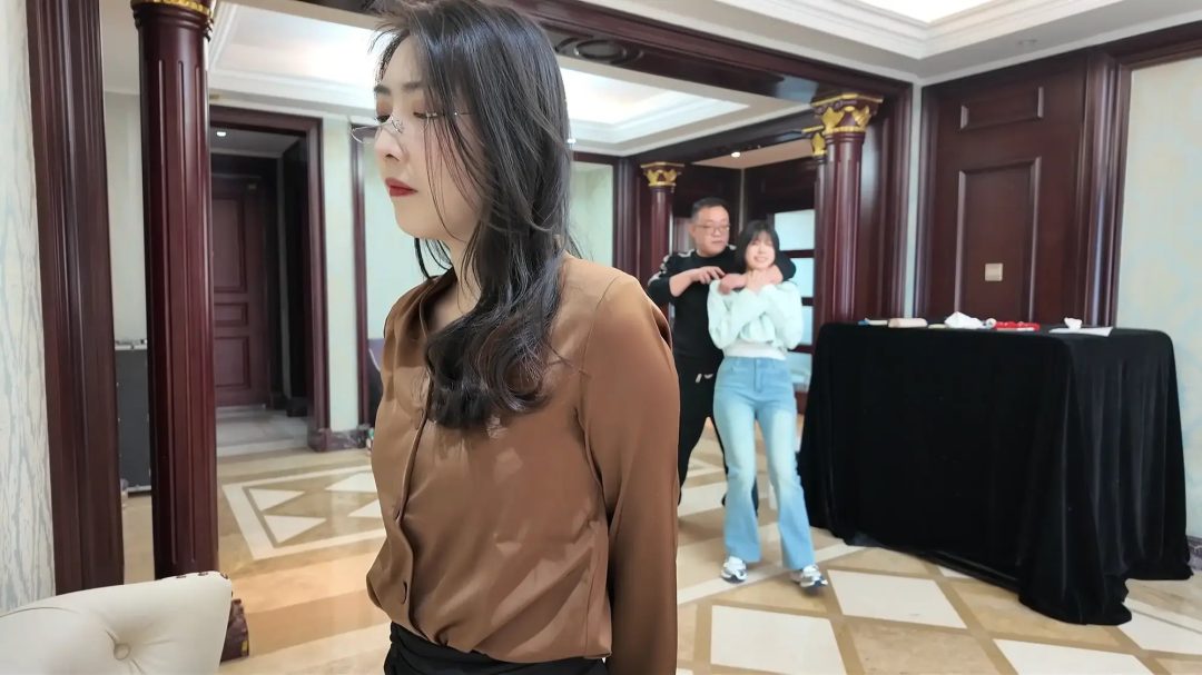 枫叶工作室原创定拍剧情—《母女劫难》第二集 单亲母女被房东老王囚禁虐待 美女老师上门家访发现隐情 逃跑失败。。-15 枫叶工作室原创定拍剧情—《母女劫难》第二集 单亲母女被房东老王囚禁虐待 美女老师上门家访发现隐情 逃跑失败。。-15