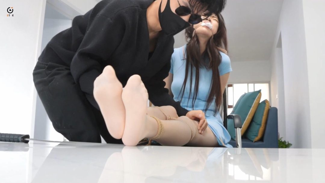 【得意客定制】柳洋主演DID剧情片《入室复仇千金》（上）独自租房的女孩被来寻父仇的男人捆绑拷问！-16