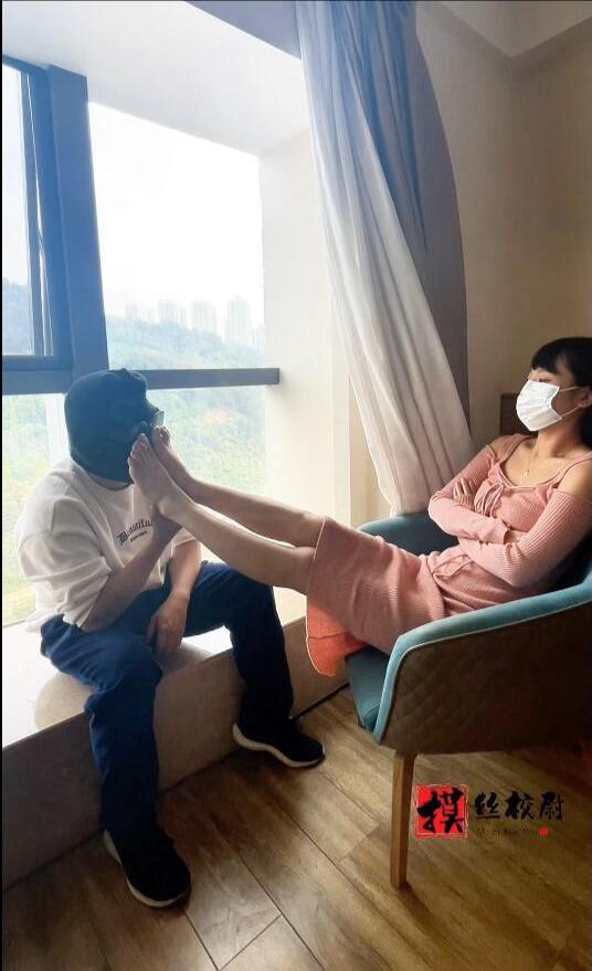 高冷妹妹初次体验舔脚-7