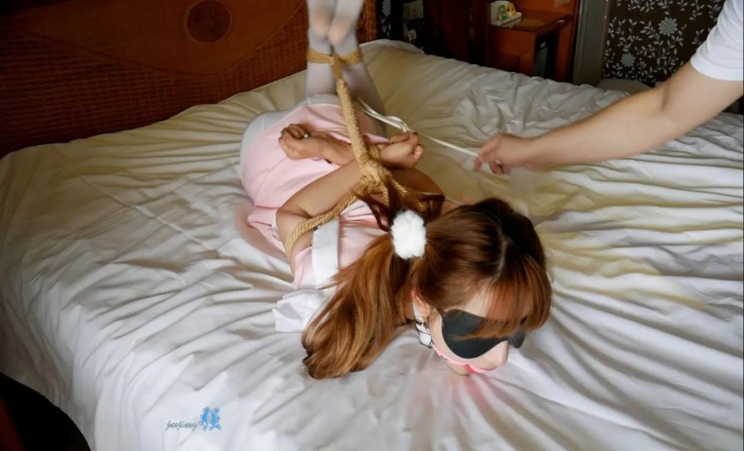 女仆小开的飞天体验 驷马挣扎 吊缚体验-4