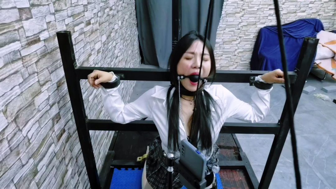 误入房间的女人惨遭无情折磨,电动股绳机威力太大了,一会将她折磨地晕死过去.....-7