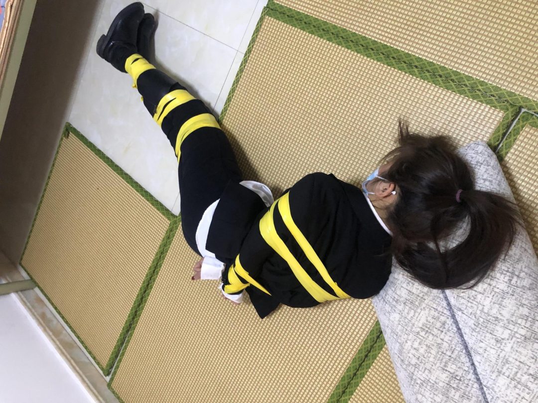 【佳怡】+职业装性感妹妹黄色被胶带紧紧绑住-3