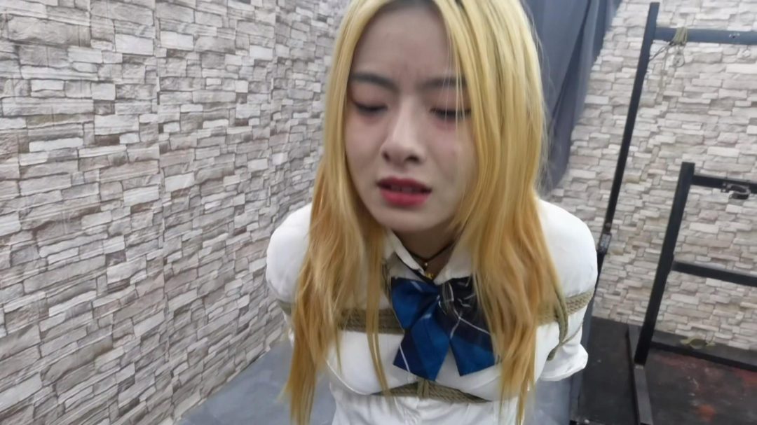 JK少女被抓获,宁死不供出团伙,那就让其尝尝脚钉的厉害.-6