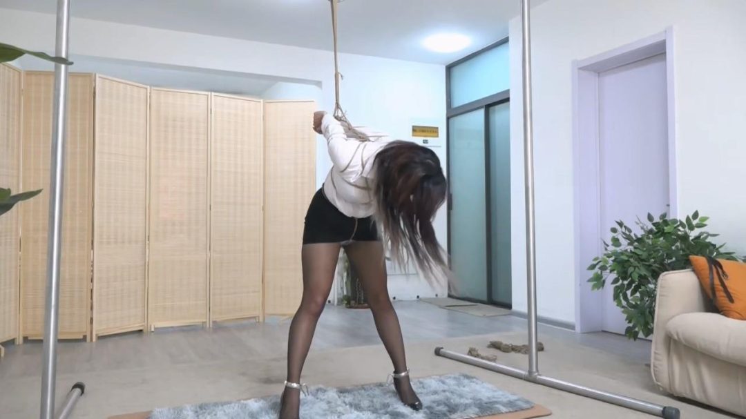 逍遥定拍：OL曼妮欧式紧缚后手吊强制弯腰流口水-3