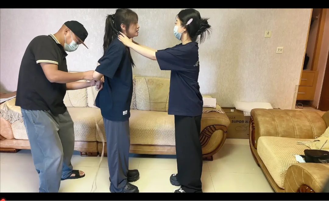 女英雄落入敌手,被残忍绑上了老虎凳。敌人凶神恶煞,手段残暴至极,一次次加大折磨力度,妄图从她口中撬出机密。女英雄牙关紧咬,哪怕身体因剧痛而颤抖如筛糠,她始终紧闭双唇,绝不吐露半个字,展现出了钢铁般的意-1 女英雄落入敌手,被残忍绑上了老虎凳。敌人凶神恶煞,手段残暴至极,一次次加大折磨力度,妄图从她口中撬出机密。女英雄牙关紧咬,哪怕身体因剧痛而颤抖如筛糠,她始终紧闭双唇,绝不吐露半个字,展现出了钢铁般的意-1