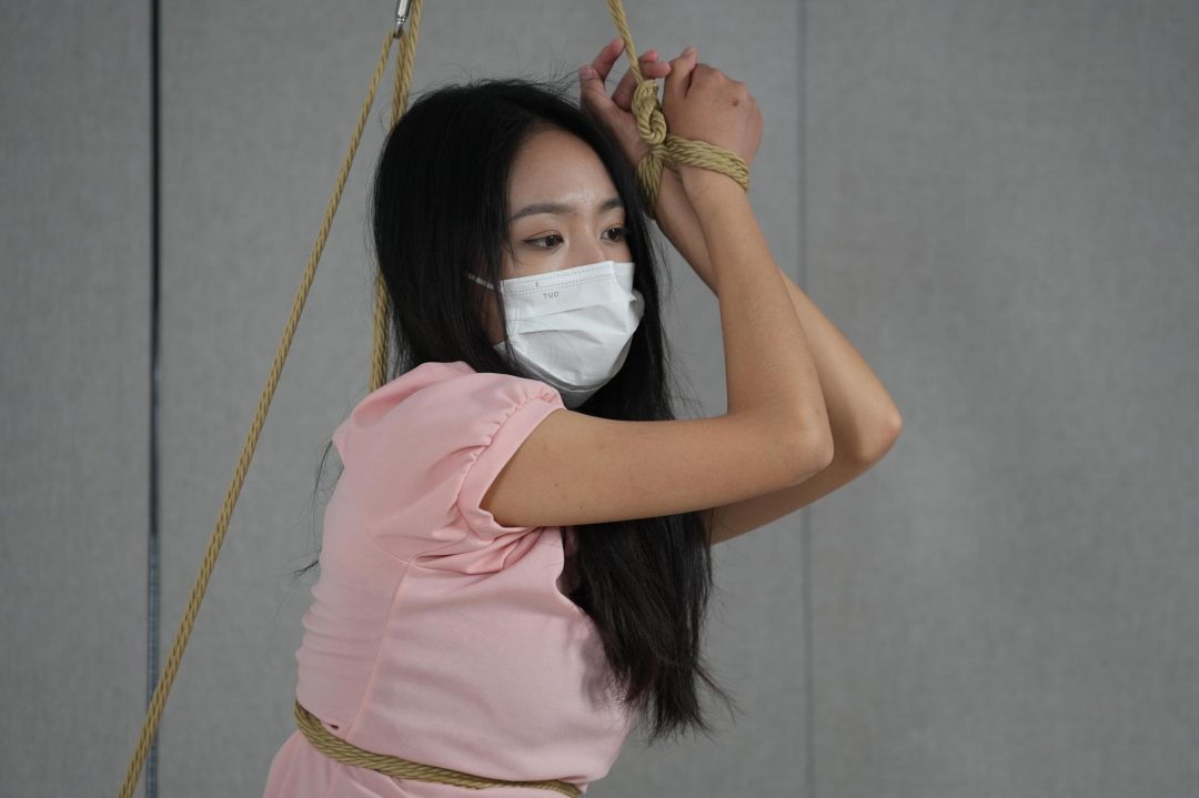 【灰太狼的羊】高冷女神体验游戏失败遭“绳艺吊缚+挠痒痒”-7