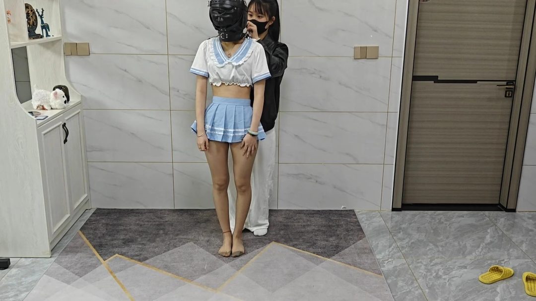 女s沐苒与小九的头套抓迷藏互动，小九一身性感学生装，玩的不亦乐乎-5