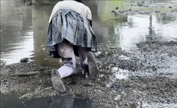 JK白丝臭水沟捆绑 路边朝路人展示 浑身弄脏 绝对刺激-4