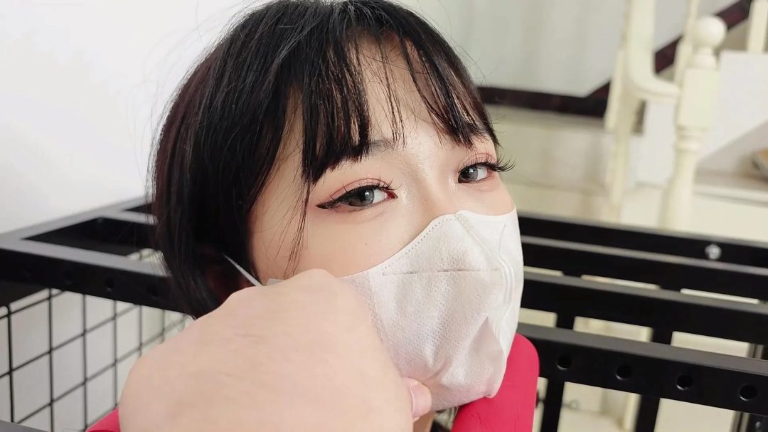 北北被关进笼子啦，日式后手戴着脚镣的北北不甘不愿的被关进了笼子里。只有一个头部被锁在笼子上方。从缝隙里伸进去两根痒痒挠挑逗下。-9