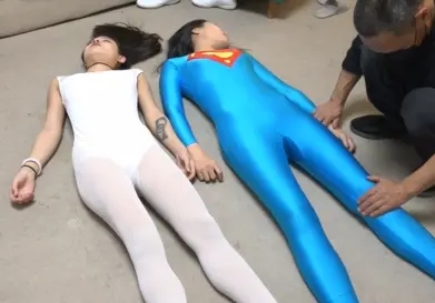 白衣女侠与女超人 COSPLAY 白丝 百合 女同 恋足 灰丝 超级英雄-2