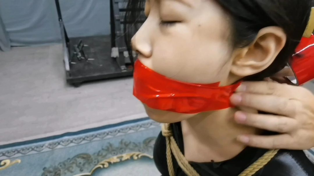 超级紧缚玩腻了，竟然主动说要玩3角铁笼禁锢，禁锢进去后才知道生不如死的感觉....-4