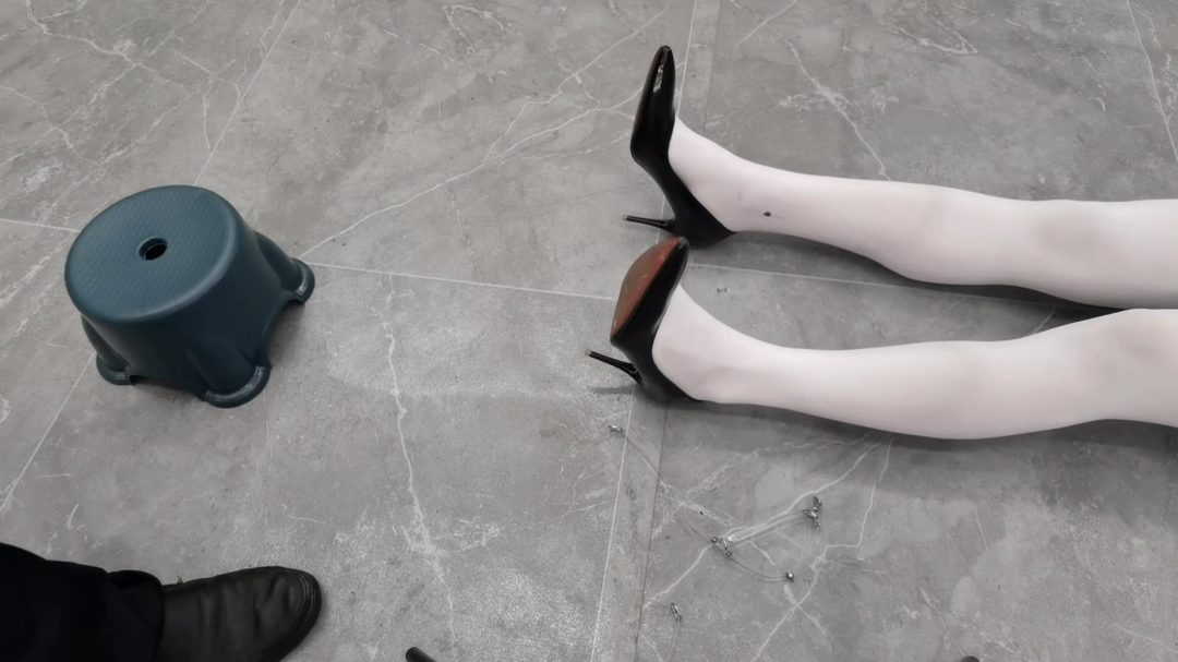 JK少女被抓获,宁死不供出团伙,那就让其尝尝脚钉的厉害.-1