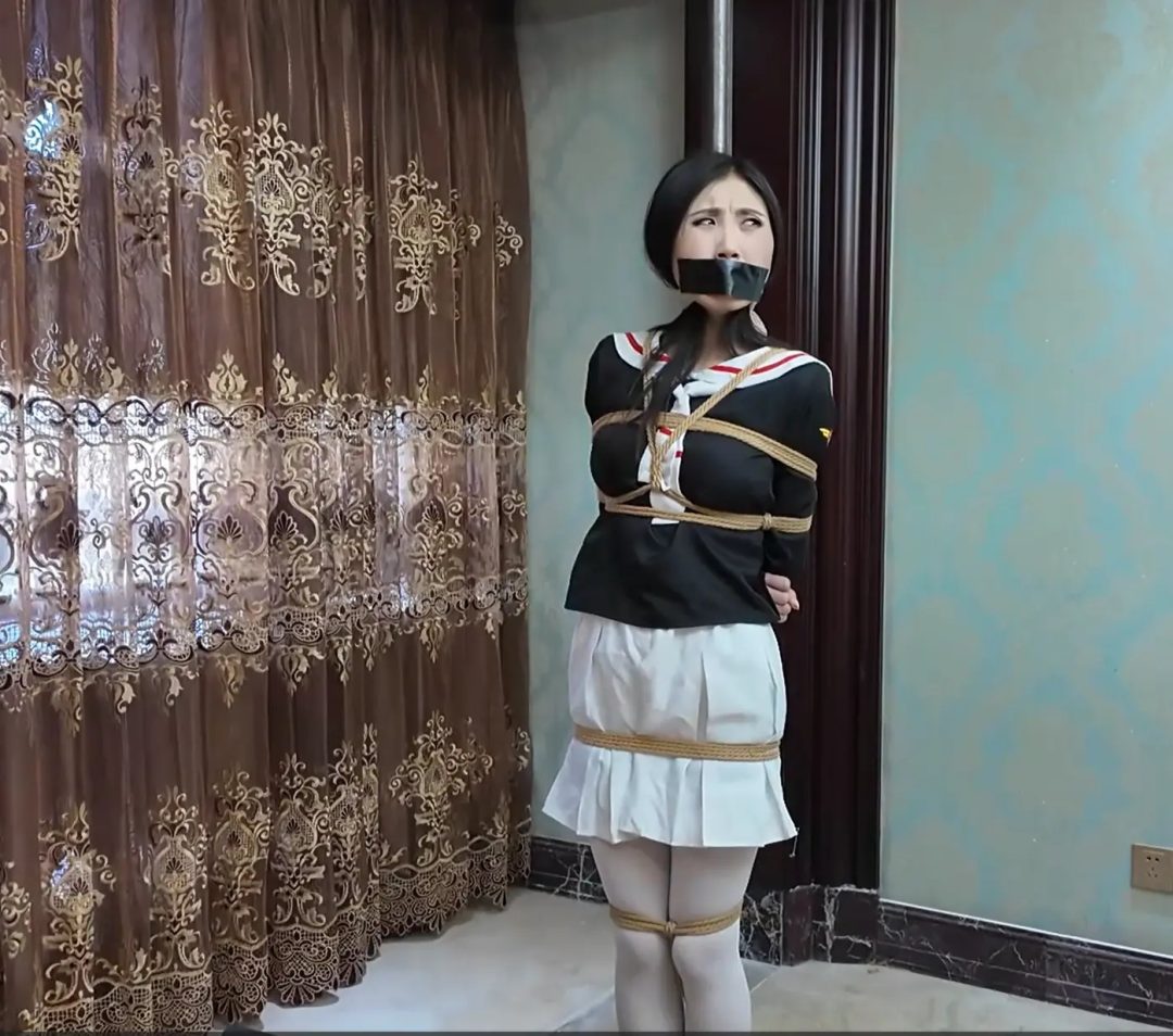 小姐姐不听话怎么办？！那就挠哭她~-8