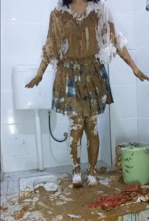 jk白丝浴室粘稠物体涂满全身重口味-1